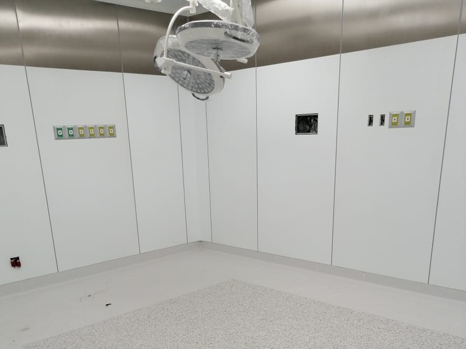 Quirófano terminado ISSSTE Rubén Darío paneles acero Confortta